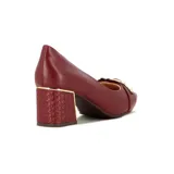 Zapato de tacón cuadrado color bordó, con punta fina y detalle de aplique metálico dorado en el empeine. El taco presenta un diseño combinado con una sección metálica dorada y textura grabada.