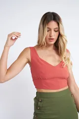 Top corto color verde menta, con escote corazón y tirantes anchos. Presenta un diseño ajustado en el torso y escote pronunciado en la espalda.