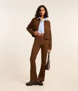 Pantalón boot cut de cintura alta color marrón, confeccionado en sarga de algodón acanalada con elastano.