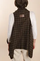 Chaleco marrón con solapas color crema y terminación en crochet.