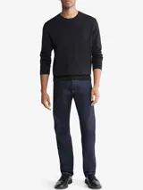 Sweater de hombre, color negro, tejido liso de algodón pima, con cuello redondo, puños y dobladillo en punto canalé.