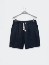 Short de hombre confeccionado en lino premium, con cintura elástica y cordón de ajuste. Presenta un diseño de corte relajado con bolsillos laterales y traseros.