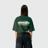 Remera de corte oversize color verde oscuro, con estampa gráfica en la espalda que incluye texto y diseño lineal.