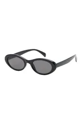 Lentes de sol con armazón ovalado de policarbonato negro y cristales oscuros.