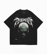 Remera negra de manga corta con estampado frontal de Dennis Rodman y texto con tipografía gótica.