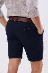 Bermuda clásica de corte recto, con bolsillos laterales y traseros, confeccionada en mezcla de lino y algodón.