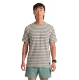 Remera Roark de manga corta y cuello redondo, con diseño de rayas horizontales en tonos gris y beige, y detalle de etiqueta con logo en el borde inferior.
