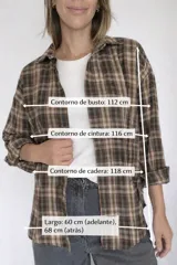Camisa de manga larga con estampado a cuadros en tonos tierra, burdeos y beige. Presenta cuello clásico, cierre frontal con botones y corte holgado.