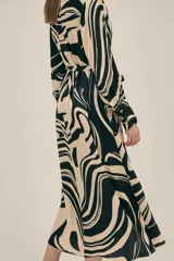 Vestido largo estilo camisero en seda viscosa con estampado marble original Polonio. Cuenta con botones nacarados, bolsillos y aberturas laterales.