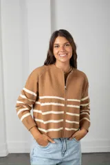 Saco de punto con cierre frontal, diseño a rayas horizontales en tonos beige y blanco, cuello redondo y mangas largas.