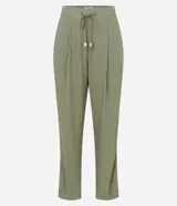 Pantalón fluido Marfinno modelo pijama, color blanco, confeccionado en viscolino. Cuenta con cintura elástica en la espalda, lazo de ajuste, pliegues frontales y bolsillos laterales.