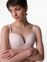 Soutien con copas preformadas sin aro, de diseño minimalista y calce cómodo. Presenta breteles ajustables y cierre posterior con broche multiposición.