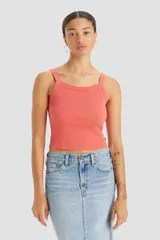 Musculosa corta de algodón color coral, con breteles anchos y corte ajustado.