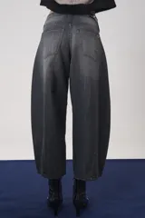 Jean de tiro medio con silueta amplia y corte recto, confeccionado en denim color gris oscuro con efecto lavado.