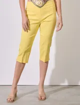 Pantalón capri de gabardina elastizada color salmón, marca Ruby Rd. Tiene pretina ancha elastizada, bolsillos simulados en la parte delantera y bolsillos aplicados en la parte trasera.