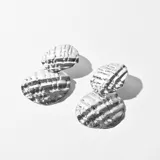 Aros colgantes plateados con diseño irregular y textura martillada.