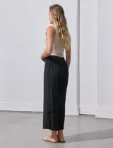 Pantalón palazzo de gasa bambula color beige, marca Nanette. Tiene pretina ancha con elástico en la parte trasera, pierna ancha y short interno.