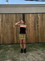 Minifalda plateada con lentejuelas, pretina elastizada y dos volados en el ruedo.