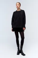 Sweater azul a rayas verticales en dos tonos de azul, de corte holgado y cuello redondo.