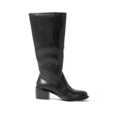 Bota negra de cuero con caña alta y taco cuadrado.