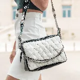 Bandolera de cuero vacuno color blanco con diseño acolchado y laterales en cuero con textura de reptil. Tiene correa larga ajustable y correa corta de cadena y cuero.