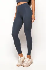Calza deportiva de tiro alto en color gris oscuro, confeccionada en tejido técnico con costura frontal y diseño minimalista.
