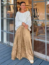 Falda larga de satén con acabado arrugado, color camel, de corte amplio y fluido con cintura elástica.