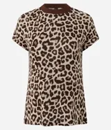 Remera de punto con estampado animal print de leopardo en tonos marrones y beige, de corte regular, cuello alto redondo contrastante y manga corta.