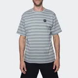 Remera de manga corta con cuello redondo, diseño a rayas horizontales en tonos beige y marrón oscuro, con parche de logo de la marca en el pecho.