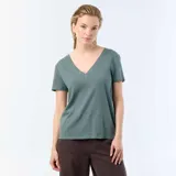Remera básica de manga corta y cuello en V, de calce recto y color verde melange.