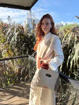 Bandolera color arena, confeccionada 100% en cuero con forro interno de tela.