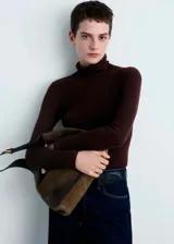 Jersey de punto de canalé con cuello vuelto y manga larga, de corte ajustado al cuerpo.