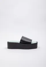 Sandalias negras de plataforma con punta cuadrada y tira ancha sobre el empeine.