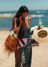 Vestido de red tejido en color azul petróleo, con diseño de malla abierta, escote redondo y tirantes finos.