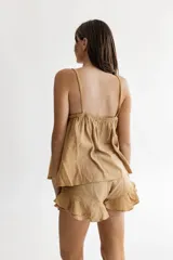 Top mostaza amplio con breteles regulables y aplique de crochet en la pechera.