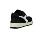 Championes urbanos Diadora modelo Vinfa, color negro con logo lateral en blanco y entresuela color crema. Presentan una combinación de malla y gamuza en el capellada.