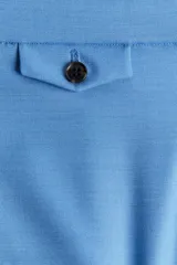 Pantalón sastrero de tiro alto con corte recto, pretina con cierre de botón y corchete oculto, bolsillo monedero con solapa y pliegues frontales.