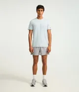 Remera deportiva de hombre en color rojo oscuro, con mangas cortas, cuello redondo y detalle de líneas negras en la manga. Confeccionada en poliéster con tecnología dry fit.