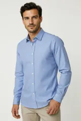 Camisa azul a rayas blancas, de manga larga, con cuello camisero y cierre frontal de botones.