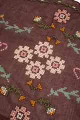 Bandana de algodón color marrón con diseño bordado en punto cruz con motivos florales y geométricos.