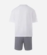 Pijama masculino de algodón, compuesto por una remera blanca con estampado de Garfield y la frase "Mondays Suck", y un short con rayas verticales blancas y negras. Incluye pantuflas negras de felpa.