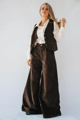 Pantalón de tiro alto con corte amplio y recto, presenta pinzas en la cintura y bolsillos laterales. Confeccionado en tela liviana de textura natural con caída suelta.