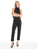 Pantalón de crepe marca Zac & Rachel, color negro, de corte recto y entallado, con largo hasta el tobillo. Presenta pretina con detalles en cuero sintético, pasadores funcionales, cierre con broche interno y bolsillos aplicados en la parte delantera.