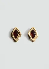 Aros de diseño irregular en tono dorado, con aplique de resina roja en el centro y cierre metálico a presión.