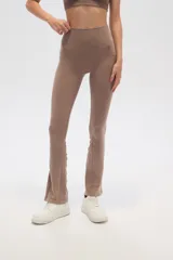 Calza de tiro medio con diseño acampanado en el ruedo, confeccionada en tejido de punto con efecto lavado.