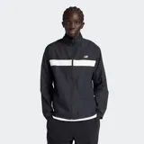 Campera deportiva New Balance de color negro con una franja blanca horizontal en el pecho. Presenta cierre frontal completo, cuello alto, mangas largas y logotipo de la marca estampado. Confeccionada en poliéster reciclado con tecnologías NB DRY para secado rápido y WATER DEFY para resistencia al agua.