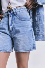 Short de jeans celeste, estilo Mom, tiro alto y sin lycra.
