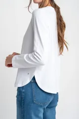 Remera de manga larga color negro, con escote redondo y calce ajustado al cuerpo.