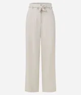 Pantalón largo de cintura alta color beige, confeccionado en tejido viscolino, con trabillas en la cintura, cinturón de cuerda para lazo, cierre tradicional y pliegues.