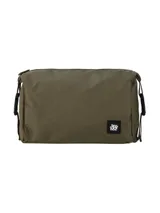 Set de accesorios de viaje color verde oliva, compuesto por una mochila, una lonchera y una cartuchera o neceser, todos con diseño minimalista y logo de la marca.